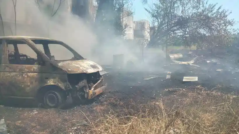 Incendio consume almacén de construcción y dos camionetas en Acapulco