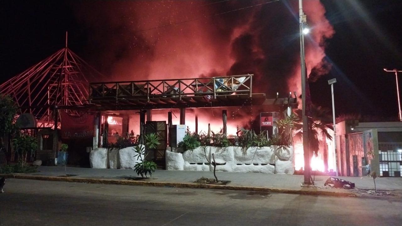 Se incendian restaurantes “Tío Alex” y “Bambú” en Acapulco