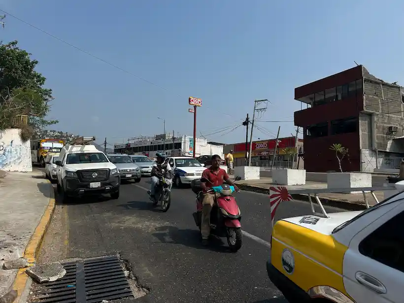 Tras la caída del poste, varias viviendas de la zona se quedaron sin energía eléctrica