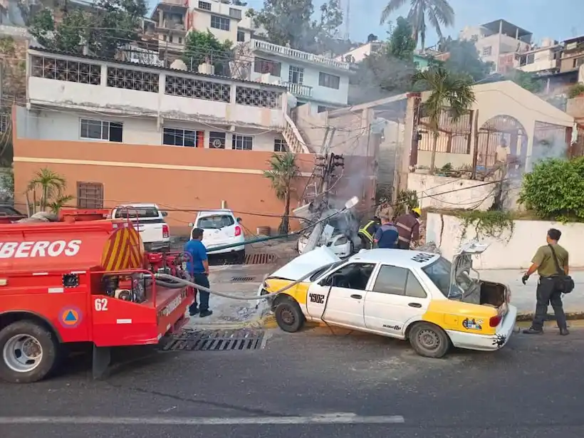 Taxi colectivo derriba poste en la colonia Vicente Guerrero de Acapulco