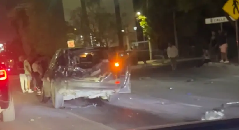 Aparatoso accidente: Vuelca vehículo en Paseo de la República