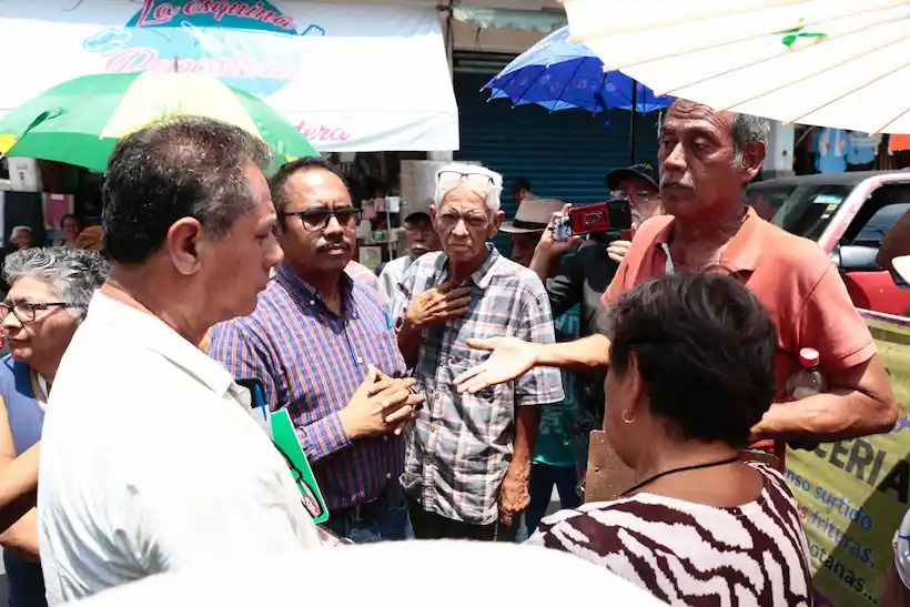 Por falta de agua vecinos de Acapulco realizan bloqueo; autoridades los atienden