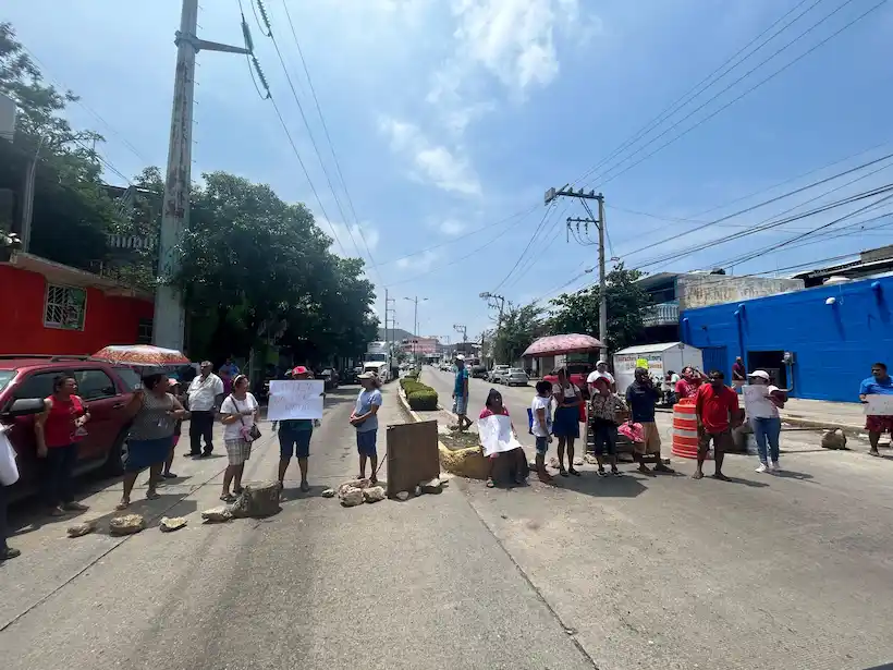 Por falta de agua bloquean vecinos de La Laja la avenida Ruiz Cortines