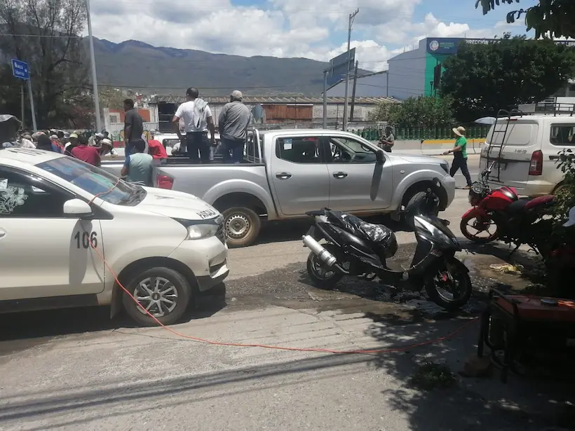 Retienen pobladores de Pascala del Oro a director de Obras Públicas de San Luis Acatlán