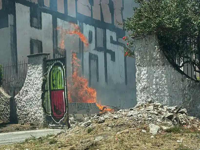 Incendio en baldío de Corregidora moviliza a bomberos