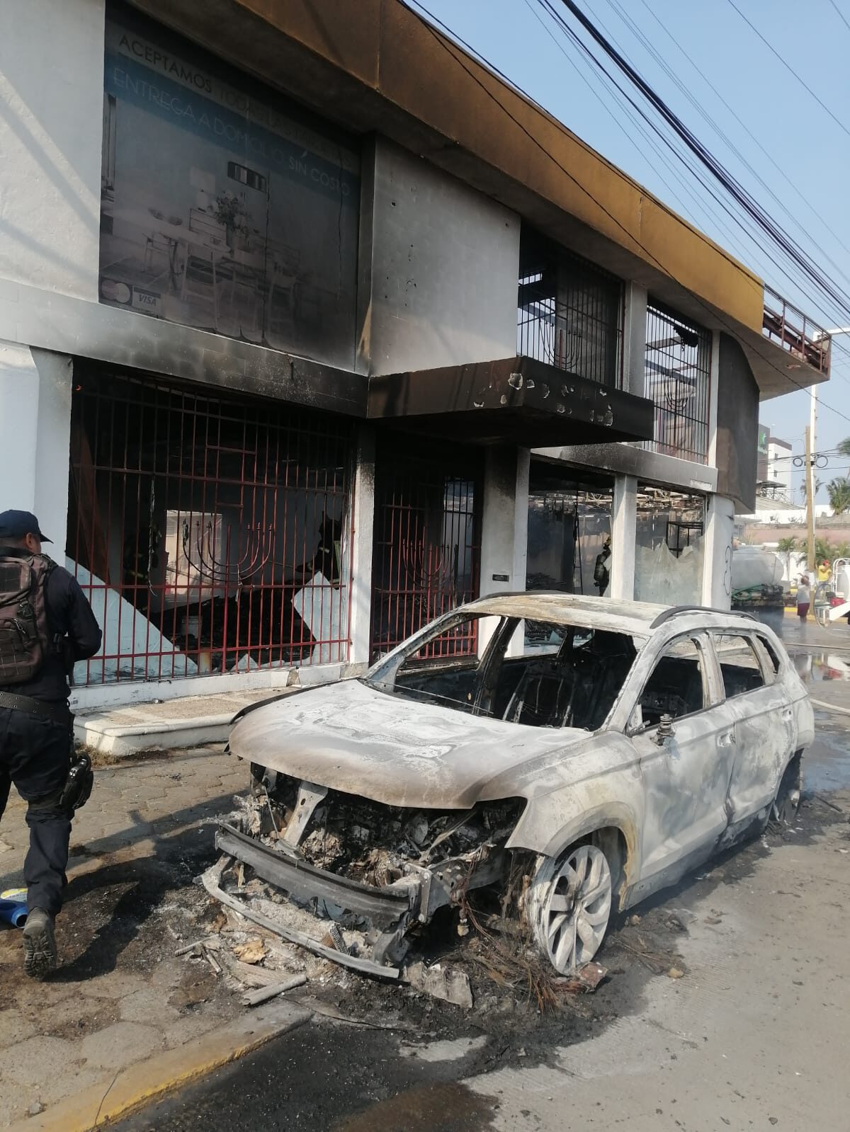 Incendio consume un vehículo y un local en Zona Diamante de Acapulco