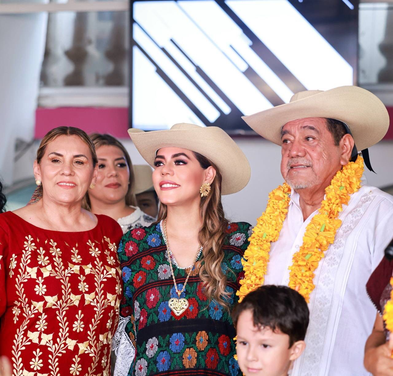 Evelyn Salgado felicita a su padre por recibir constancia de mayoría del INE