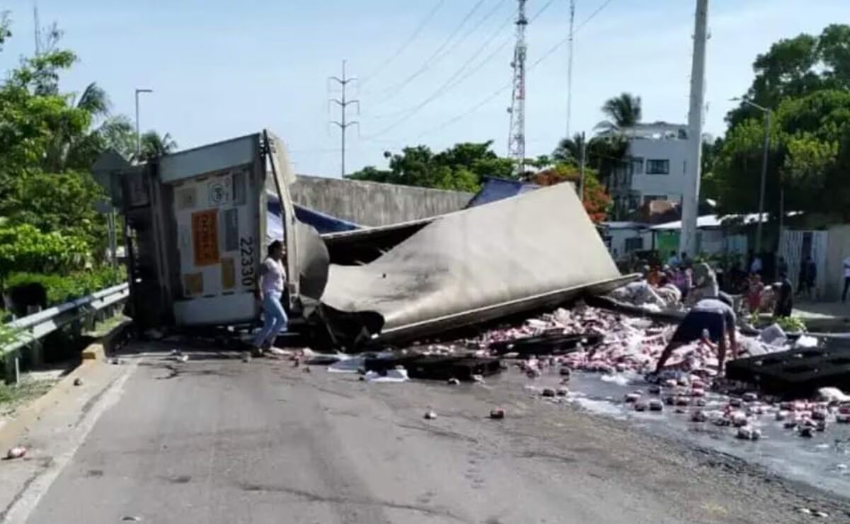 Tráiler con cerveza vuelca en Campeche y personas rapiñan