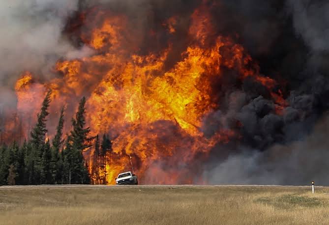 Por incendios forestales en Canadá evacúan a cientos de personas