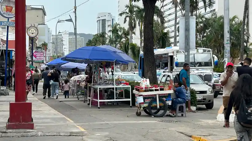 Bajan las ventas de los negocios informales por lluvias en Acapulco