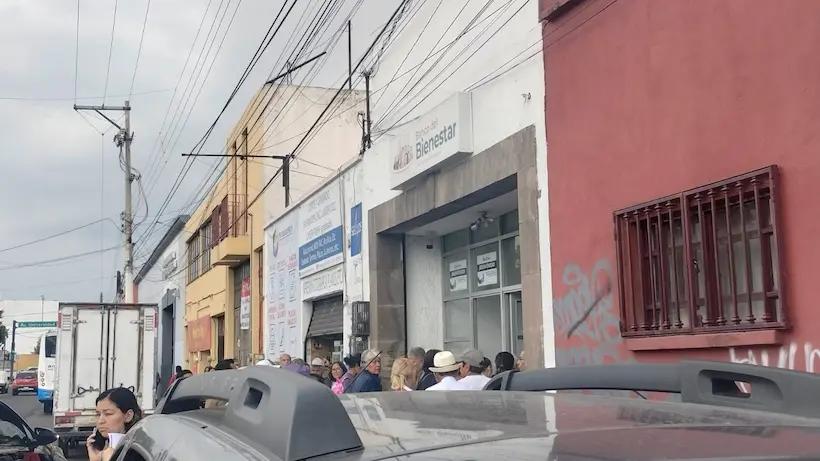 Se desmaya adulto mayor haciendo fila en Banco del Bienestar en Querétaro