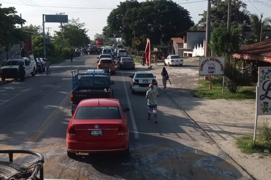 Bloquean la Acapulco-Zihuatanejo; son damnificados por “Max”