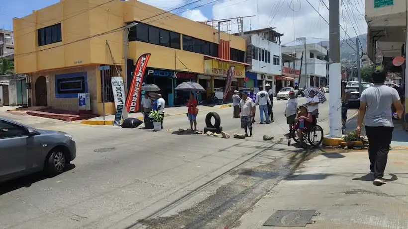 Bloquean colonos de la Progreso por falta de agua; reciben atención de autoridades