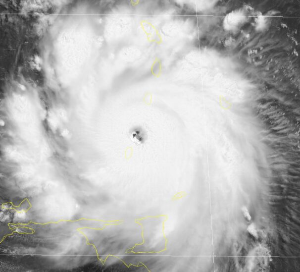 Quintana Roo pone en alerta roja a 5 municipios por llegada huracán Beryl