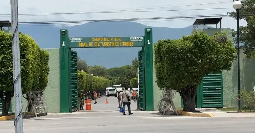 Ingresan padres de los 43 a la sede del 27 Batallón de Infantería en Iguala