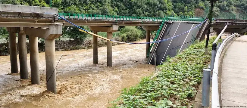 Intensas lluvias derrumban puente en China; murieron 11 personas