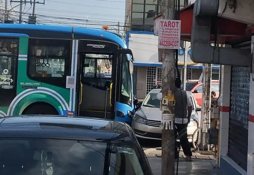 Choca Qrobús con un auto particular en el centro de Querétaro