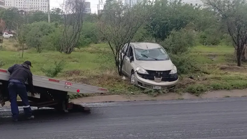 Familia sale ilesa tras volcadura en Querétaro