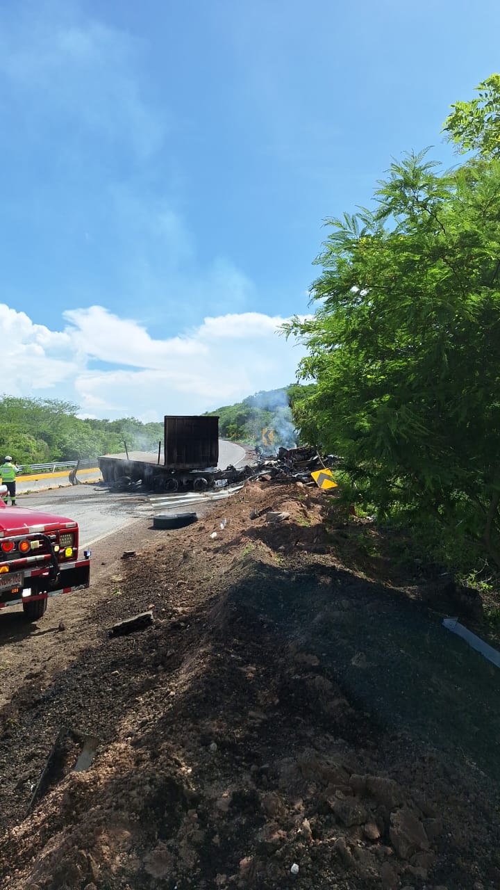 Volcadura de tráiler provoca caos en la Autopista del Sol