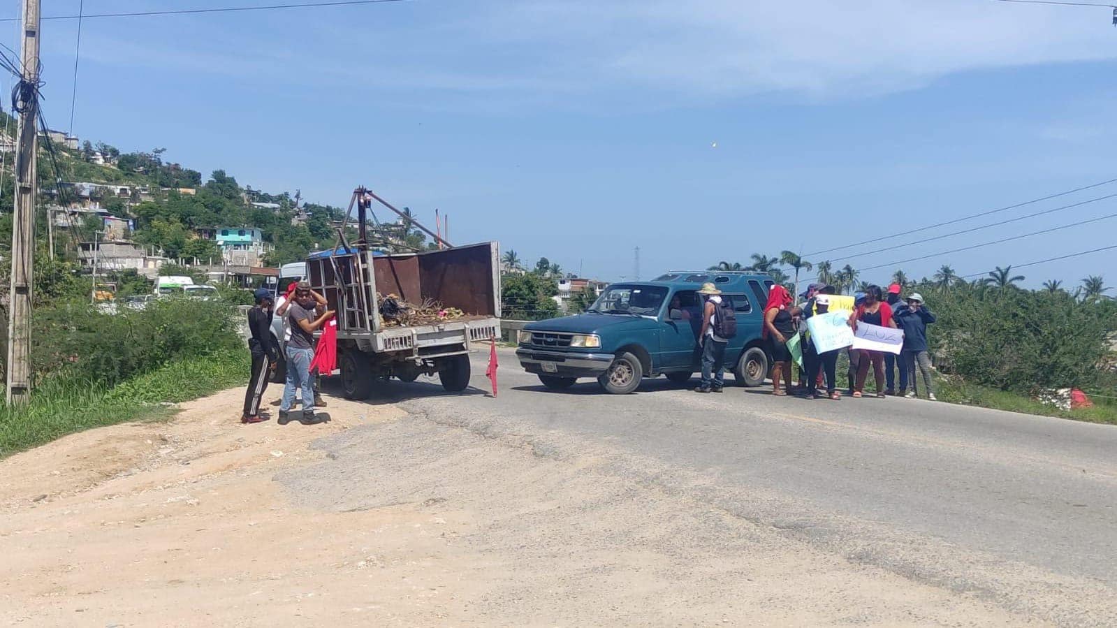 Bloquean carretera Acapulco – Pinotepa por servicio de energía eléctrica