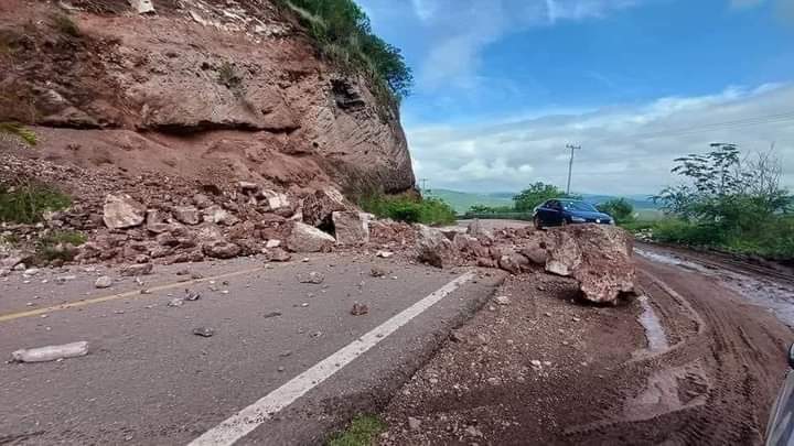 Incomunicada la Montaña con la Costa Chica, por derrumbe sobre la carretera Tlapa-Marquelia