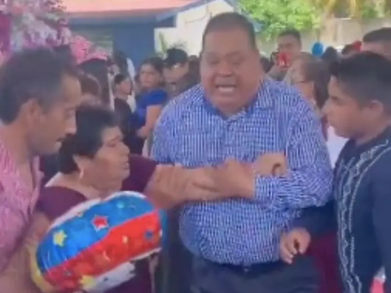 Viralizan pelea entre madres en graduación de telesecundaria