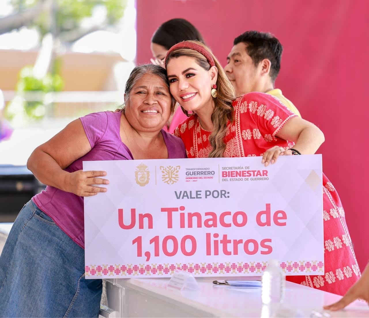 Entrega Evelyn Salgado tinacos para familias de  Acapulco