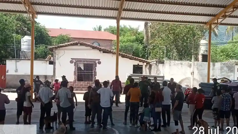 Gobierno de Guerrero ayuda a familias afectadas por desbordamiento de arroyos en Tlalchapa