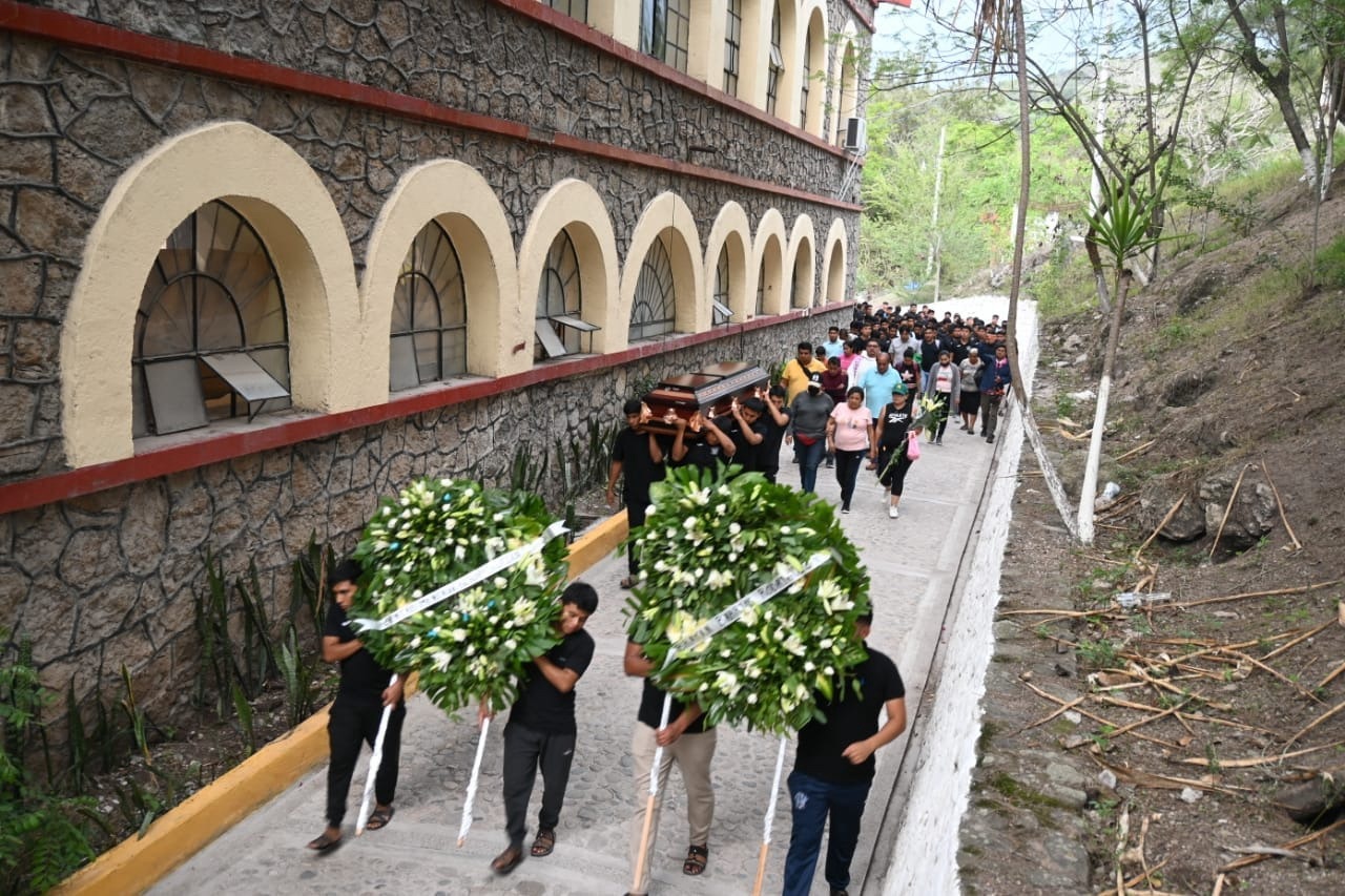 Muerte de normalista fue provocada por el colapso de una pared