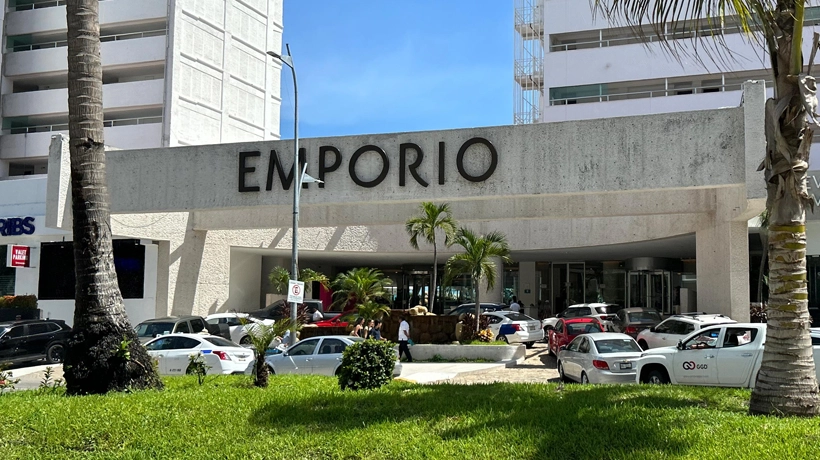 Clausuran hotel Emporio por derramar aguas residuales en vía pública