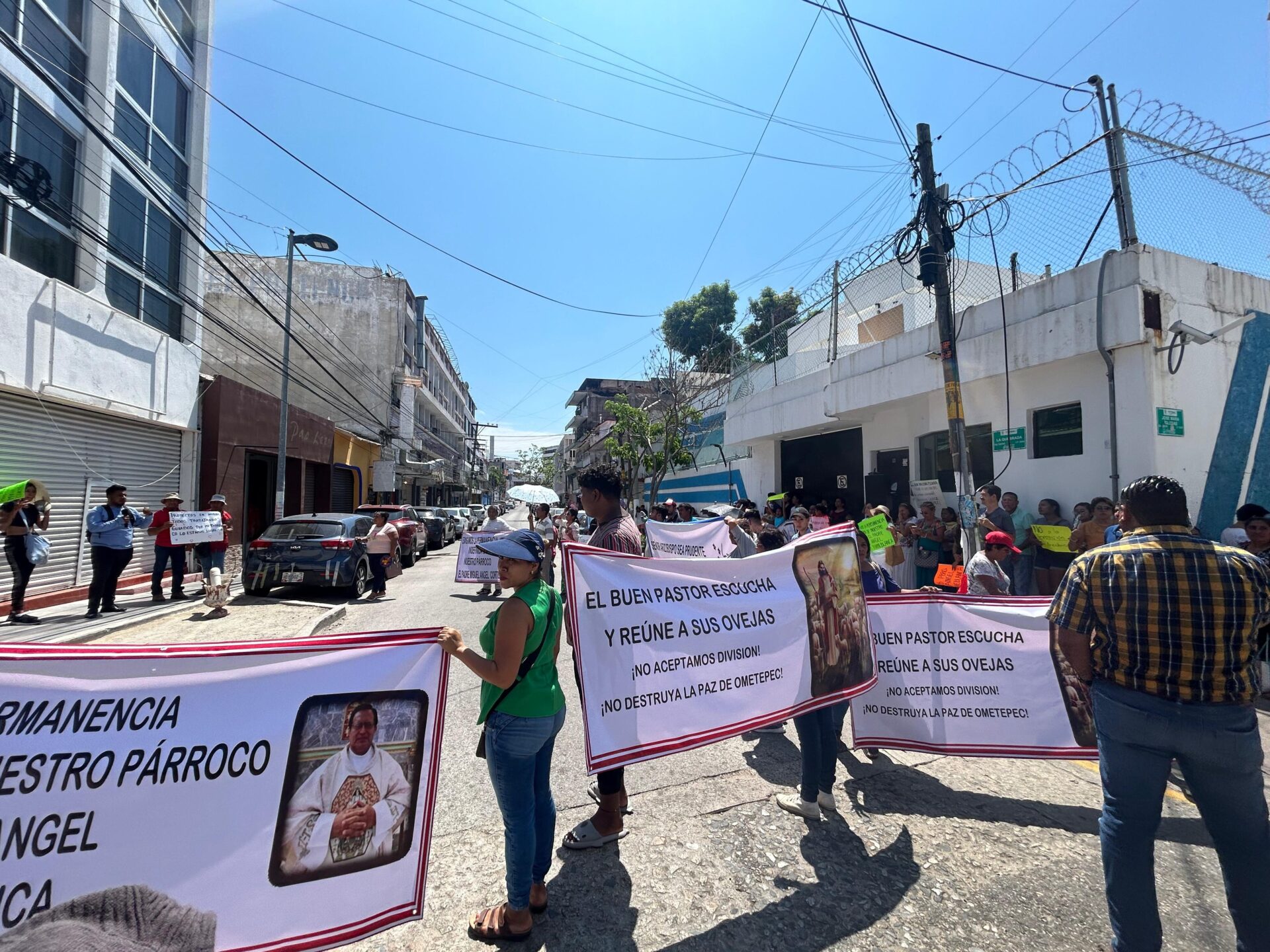 Feligreses de Ometepec bloquean calles de Acapulco para exigir permanencia de su párroco