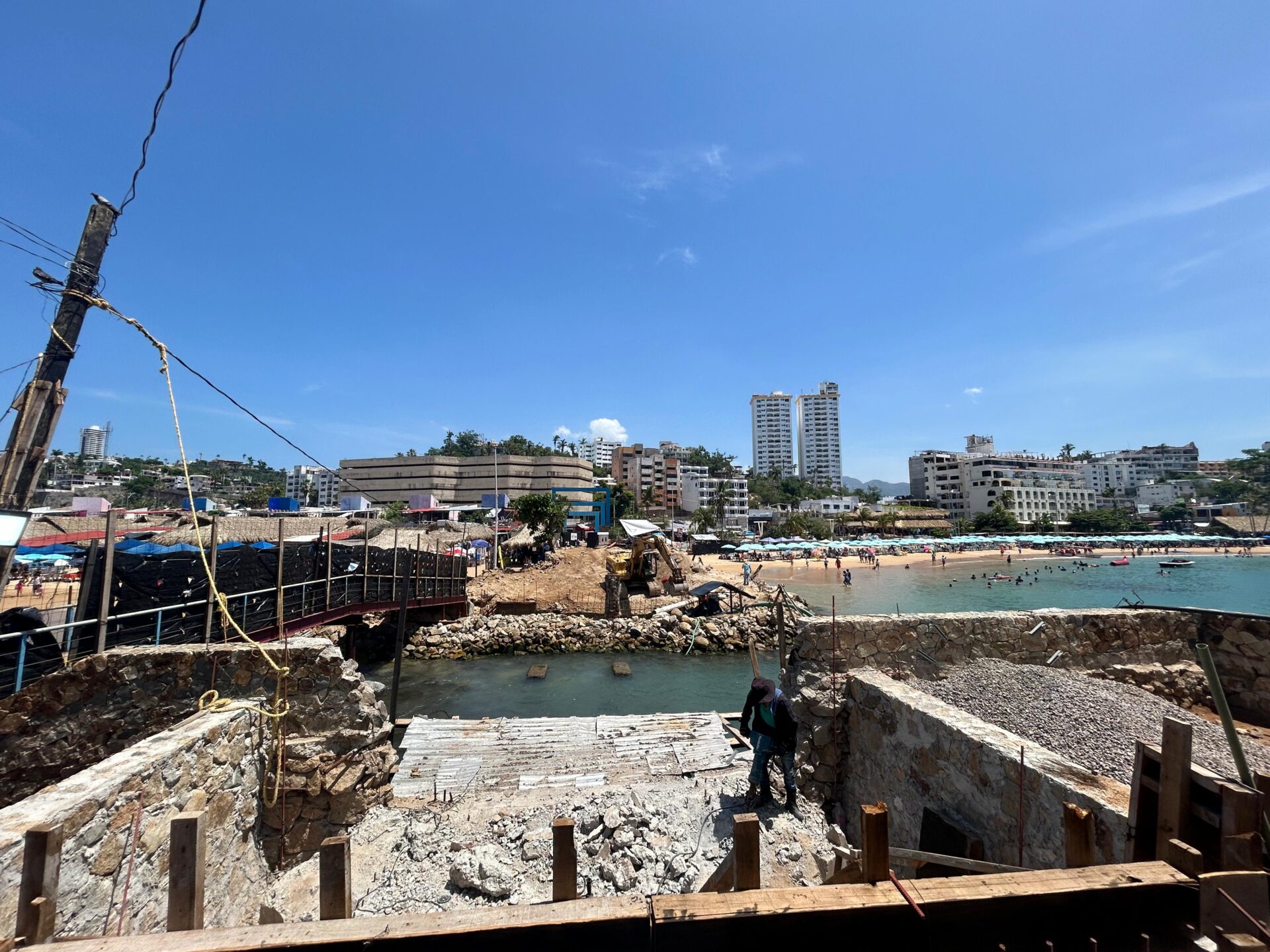 Reanudan los trabajos de reconstrucción del puente de Caleta y Caletilla