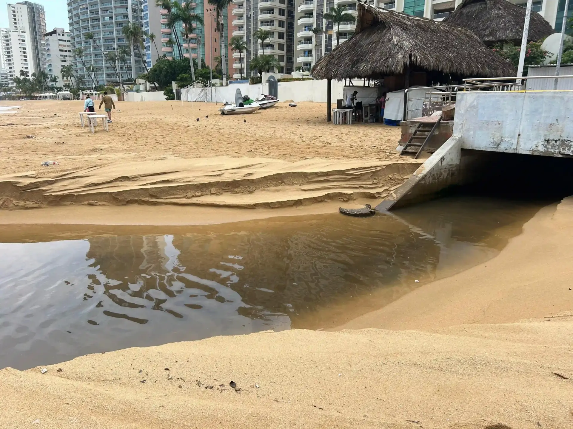 Fuertes lluvias provocan derrames de aguas negras en playas de Acapulco