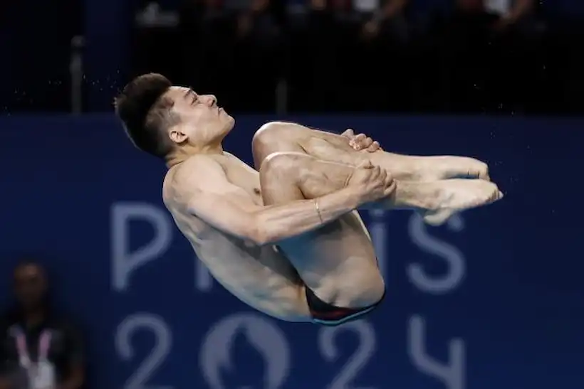 Avanza Osmar Olvera a semifinal de trampolín de tres metros en París 2024