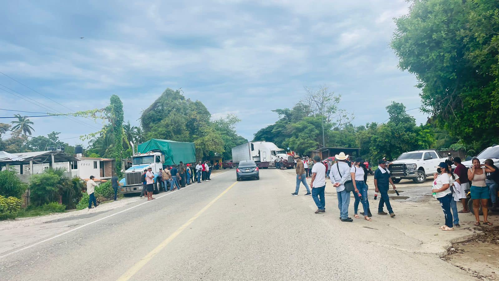 Bloquean la Acapulco-Zihuatanejo en demanda de seguridad