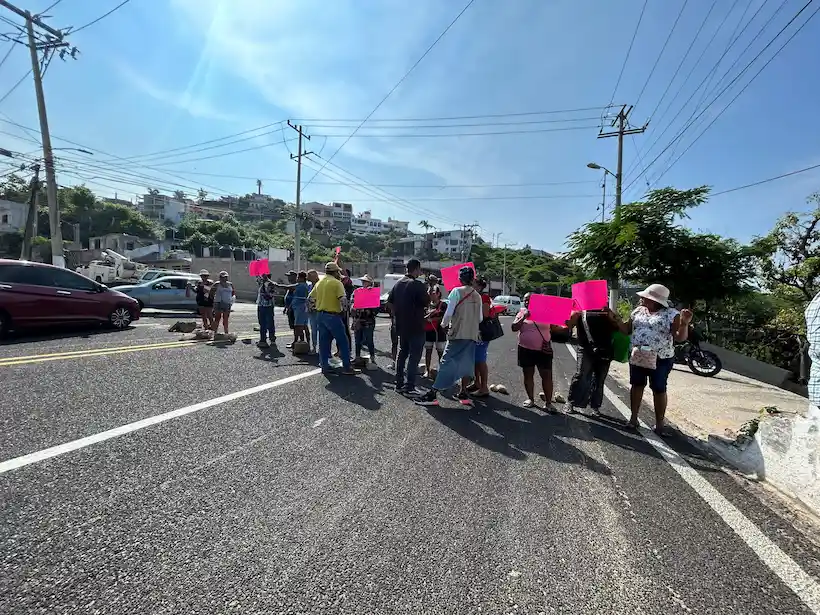 Por falta de agua bloquean la Calzada Pie de la Cuesta en Acapulco