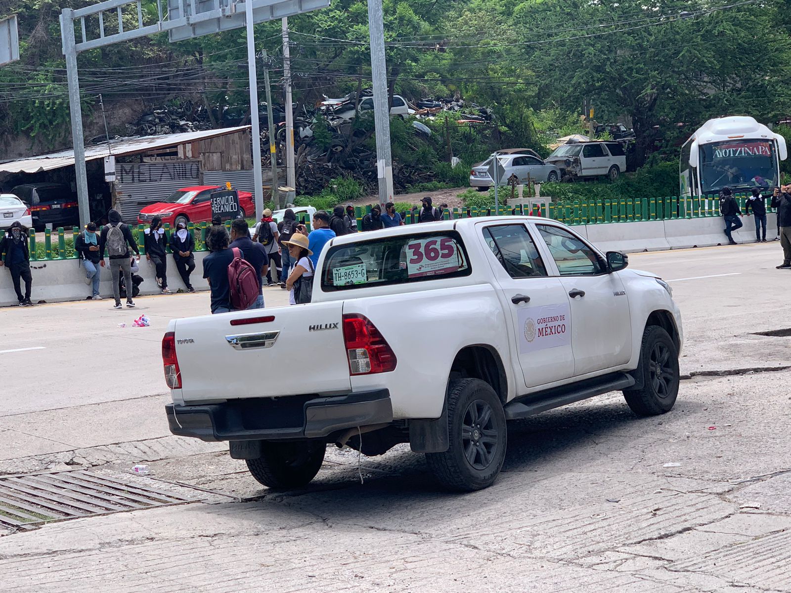 Con bloqueo y vandalismo protestan normalistas de Ayotzinapa en Chilpancingo