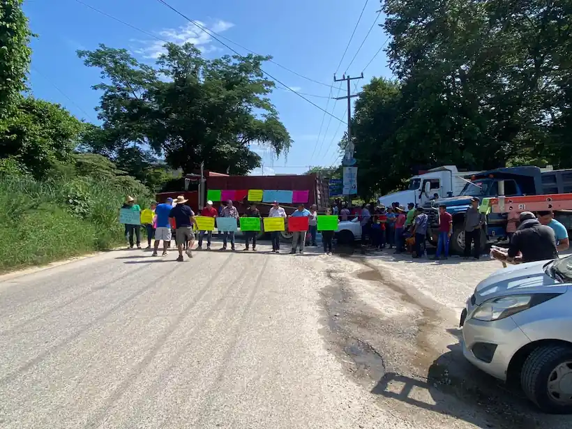 Bloquean pobladores accesos a Ayutla; rechazan validación del IEPC