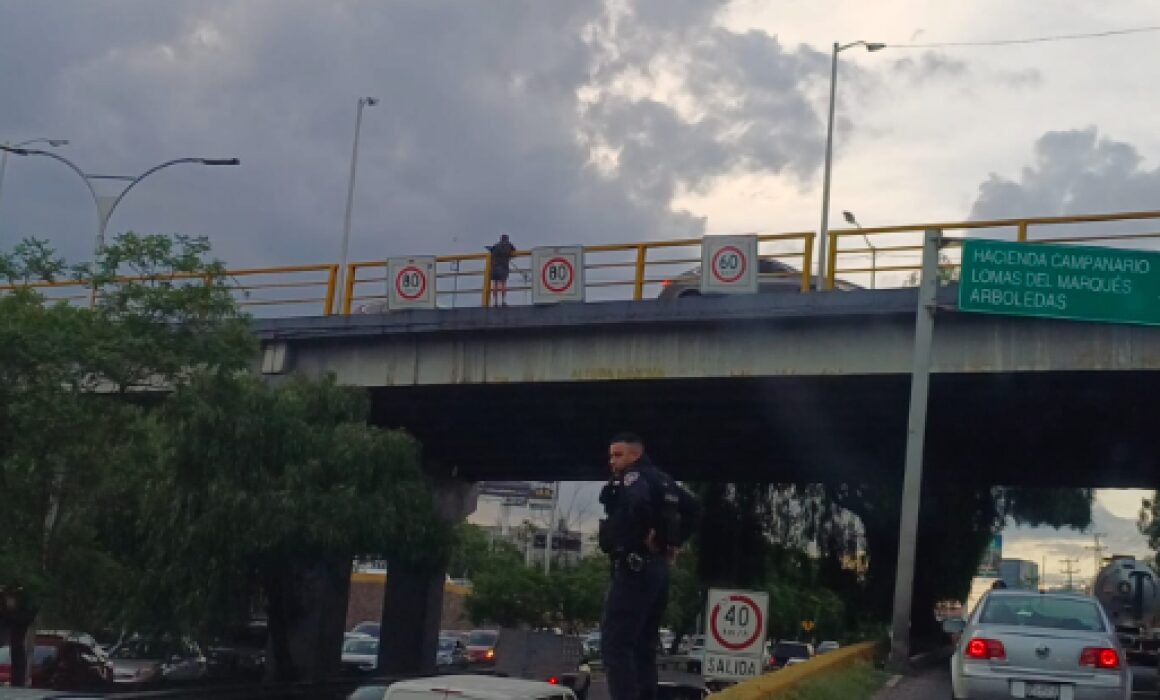 Rescatan a hombre en Querétaro; amenazaba con lanzarse de un puente