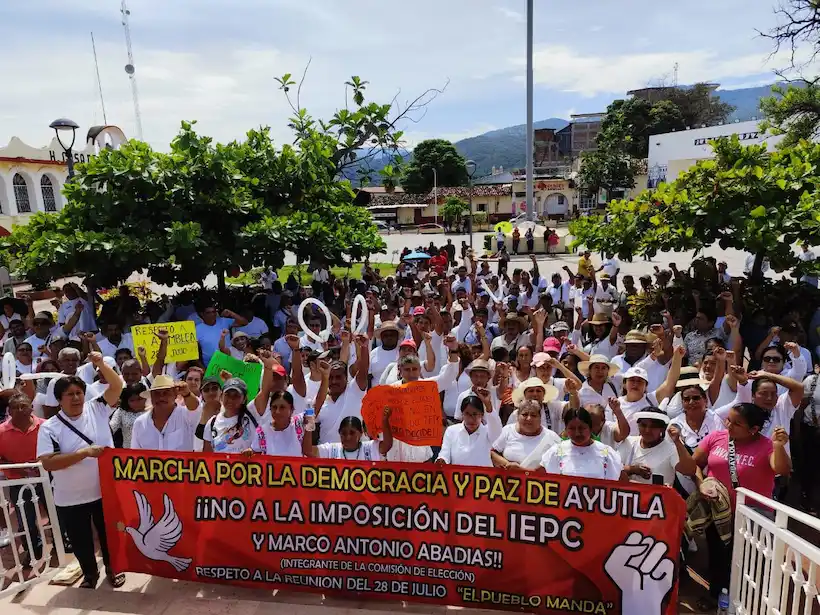 Marchan en Ayutla, para exigir respeto en la elección de autoridades municipales