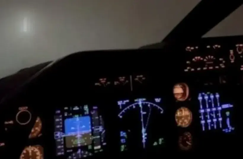 VIDEO: Piloto avista presuntos ovnis durante vuelo nocturno