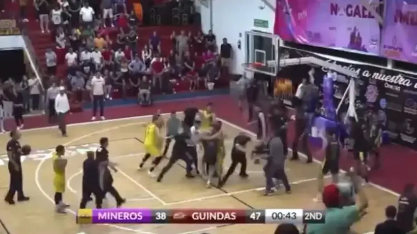 Riña en la cancha: Jugadores de básquetbol se enfrentan a golpes en Sonora