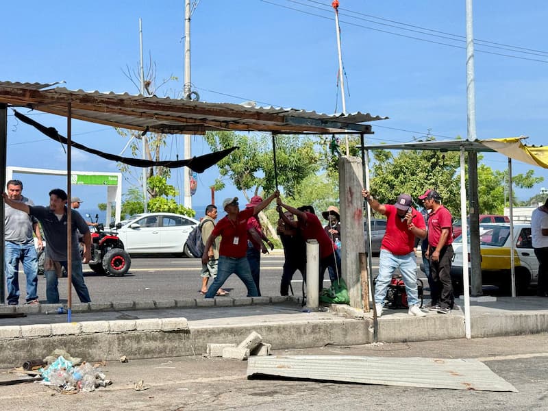 Liberan camellón de la carretera Acapulco-Zihuatanejo