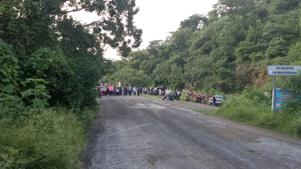 Bloquean padres de familia la carretera a la Hidroeléctrica El Caracol, en Apaxtla