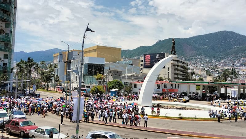 Continúa bloqueo en Acapulco con intenso tráfico 