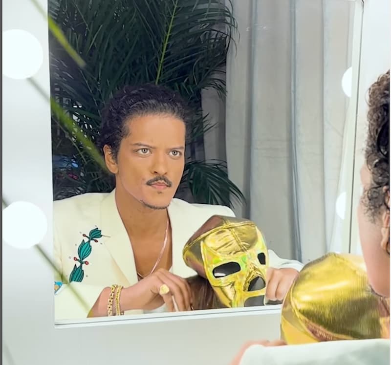 Bruno Mars se viste de mariachi luchador y pasea por México