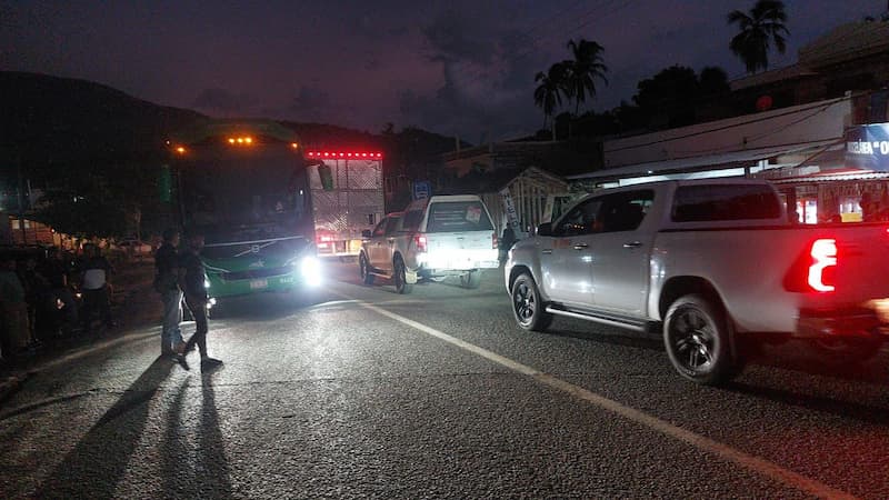 Liberan carretera Acapulco-Zihuatanejo tras diálogo