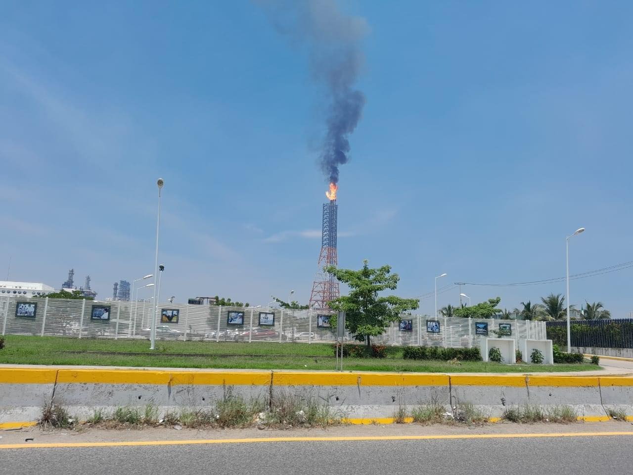 ¿Será? Circulan videos de una presunta fuga en la refinería Olmeca Dos Bocas