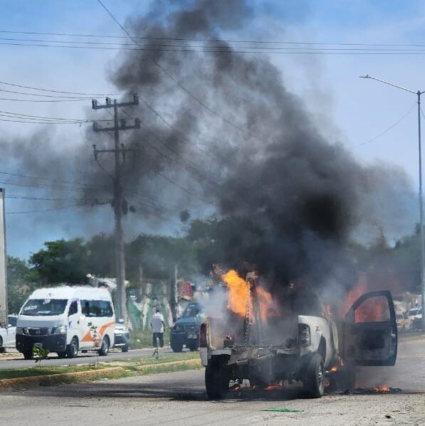 Se incendia grúa en Cayaco-Puerto Marqués