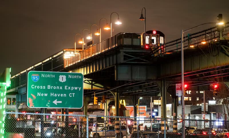 Mujer que aventó a mexicanas al Metro de NY seguirá presa